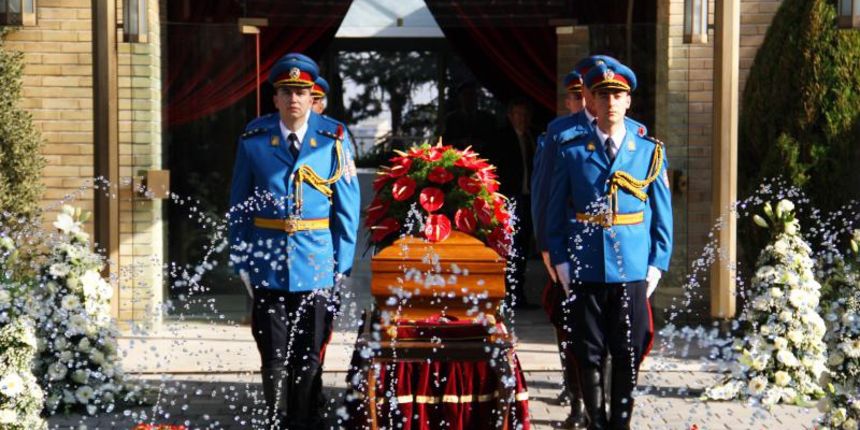 26.10.2013., Beograd, Republika Srbija – Danas u podne lijes Jovanke Broz polozen je u grobno mjesto s lijeve strane grobnice u Kuci cvijeca u kojoj pociva Josip Broz Tito. Polozili su ga uz pjesmu “Bella ciao” sto je bila njezina posljednja zelja. Titovu 26.10.2013., Beograd, Republika Srbija – Danas u podne lijes Jovanke Broz polozen je u grobno mjesto s lijeve strane grobnice u Kuci cvijeca u kojoj pociva Josip Broz Tito. Polozili su ga uz pjesmu “Bella ciao” sto je bila njezina posljednja zelja. Titovu