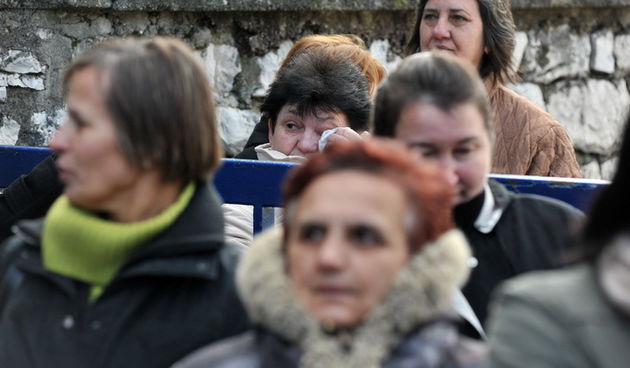Zadar, 250113.
Radnice Adrije koje su stigle iz Benkovca i Knina novi vlasnici ne pustaju u prostor tvornice.
Na fotografiji: radnice pred vratima Adrije.
Foto: Luka Gerlanc / CROPIX