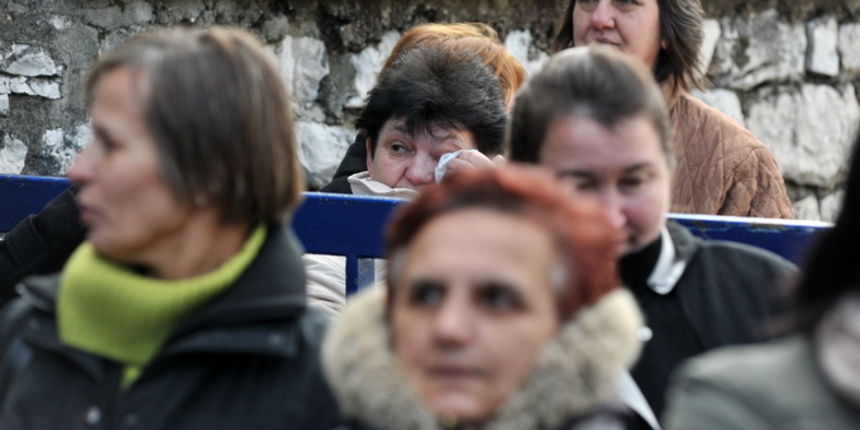 Zadar, 250113.
Radnice Adrije koje su stigle iz Benkovca i Knina novi vlasnici ne pustaju u prostor tvornice.
Na fotografiji: radnice pred vratima Adrije.
Foto: Luka Gerlanc / CROPIX Zadar, 250113.
Radnice Adrije koje su stigle iz Benkovca i Knina novi vlasnici ne pustaju u prostor tvornice.
Na fotografiji: radnice pred vratima Adrije.
Foto: Luka Gerlanc / CROPIX