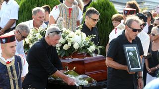 Posljednji ispraćaj Olivera Dragojevića na groblju Sveti Roko u Veloj Luci Posljednji ispraćaj Olivera Dragojevića na groblju Sveti Roko u Veloj Luci