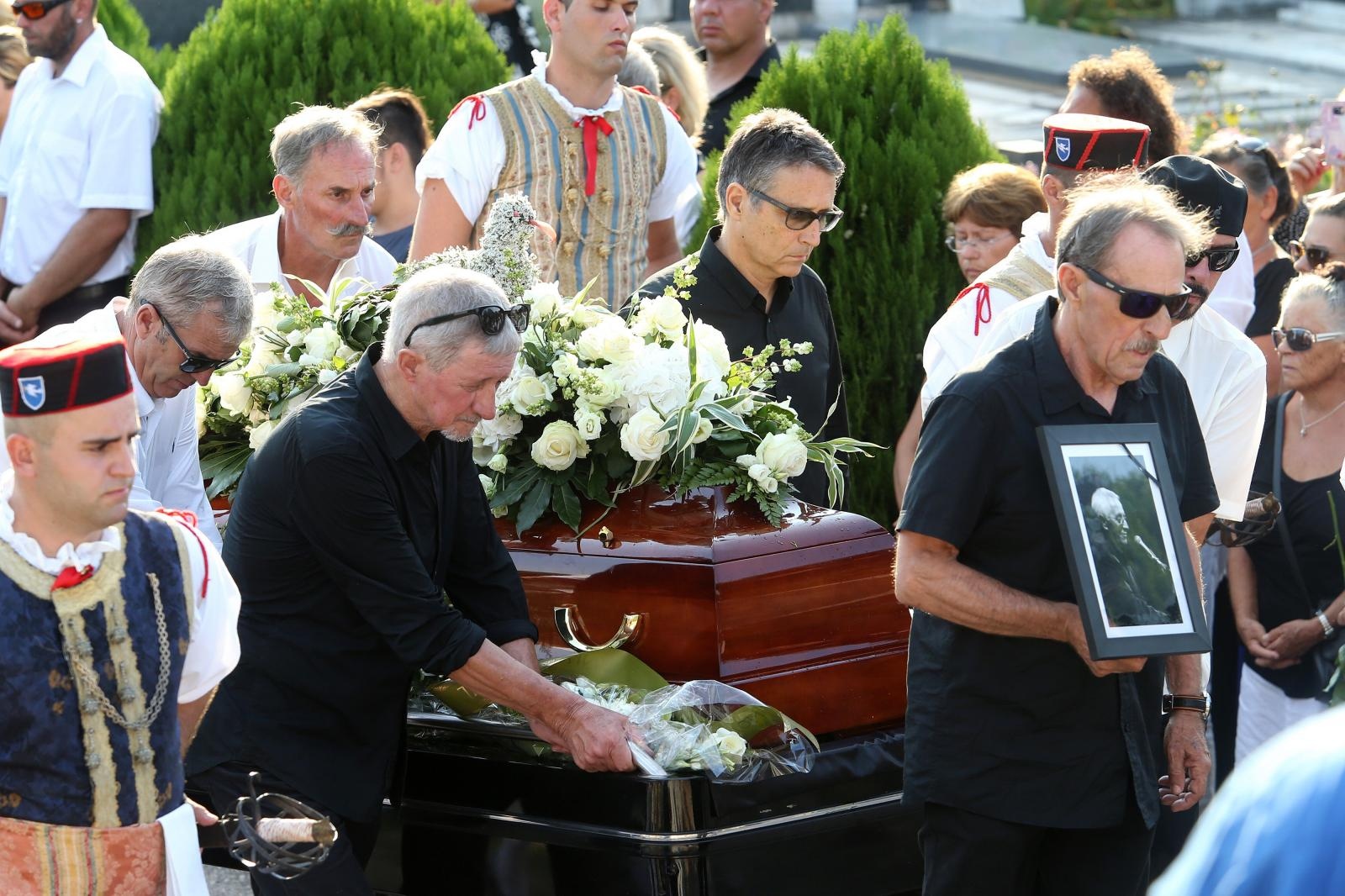 Posljednji ispraćaj Olivera Dragojevića na groblju Sveti Roko u Veloj Luci Posljednji ispraćaj Olivera Dragojevića na groblju Sveti Roko u Veloj Luci
