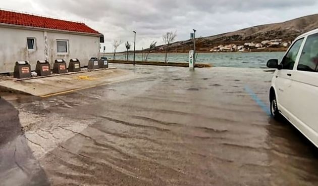 U Pagu se zbog jakog juga prelilo more, zatvoreno Šetalište Andrije Hebranga