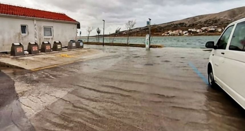 U Pagu se zbog jakog juga prelilo more, zatvoreno Šetalište Andrije Hebranga