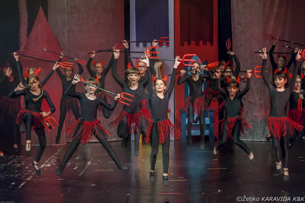 HNK Zadar: Bajka.hr Plesne udruge Gesta, Foto: Željko Karavida HNK Zadar: Bajka.hr Plesne udruge Gesta, Foto: Željko Karavida