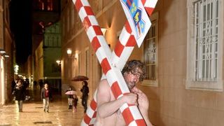 Zadarski performer Enio Mestrovic prosetao je centrom grada prerusen u Isusa noseci drveni kriz u hrvatskim detaljima. Prolazeci gradom uzvikivao je “Oprosti im Boze, ne znaju sto cine ni jedni ni drugi”. Photo: Dino Stanin/PIXSELL Zadarski performer Enio Mestrovic prosetao je centrom grada prerusen u Isusa noseci drveni kriz u hrvatskim detaljima. Prolazeci gradom uzvikivao je “Oprosti im Boze, ne znaju sto cine ni jedni ni drugi”. Photo: Dino Stanin/PIXSELL