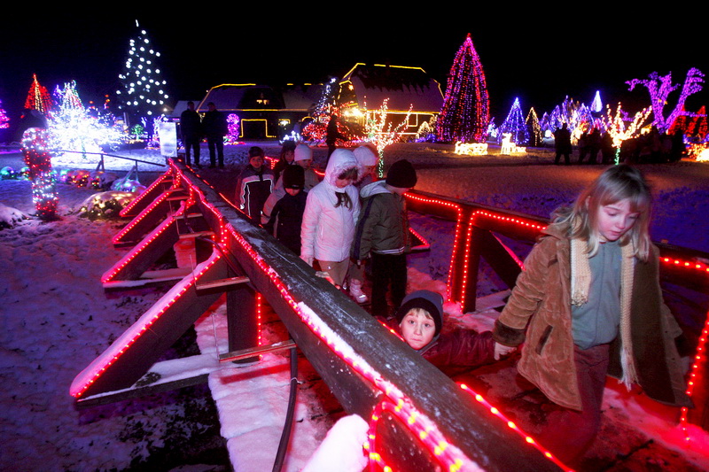 Cazma, 171210.
Grabovnica pokraj Cazme.
Imanje obitelji Salaj.
Predsjednica Vlade Jadranka Kosor svecano je upalili lampice na imanju obitelji Salaj u okviru Bozicne price u Cazmi.
Na imanju je ove godine upaljeno 1100000 lampica.
Prigodom otvorenja bio j