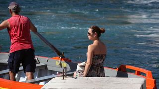 17.07.2013., Zadar – Mlada dama je uz pomoc barkajola presla preko mora na drugu stranu zadarske rive. Photo: Zeljko Mrsic/PIXSELL Autor  Zeljko Mrsic/PIXSELL KLJUČNE RIJEČI  camac, barkajol, brod, zena, djevojka