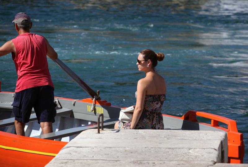 17.07.2013., Zadar – Mlada dama je uz pomoc barkajola presla preko mora na drugu stranu zadarske rive. Photo: Zeljko Mrsic/PIXSELL Autor  Zeljko Mrsic/PIXSELL KLJUČNE RIJEČI  camac, barkajol, brod, zena, djevojka