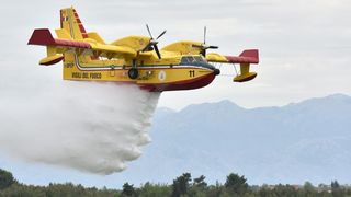 U sklopu Medjunarodne konferencije o gasenju pozara iz zraka (Aerial Firefighting Conference), u zrakoplovnoj bazi HRZ Zemunik odrzala se pokazna vjezba na kojoj su sudjelovali protupozarni avioni i helikopteri iz sastava 93. zrakoplovne baze u Zemuniku, U sklopu Medjunarodne konferencije o gasenju pozara iz zraka (Aerial Firefighting Conference), u zrakoplovnoj bazi HRZ Zemunik odrzala se pokazna vjezba na kojoj su sudjelovali protupozarni avioni i helikopteri iz sastava 93. zrakoplovne baze u Zemuniku,