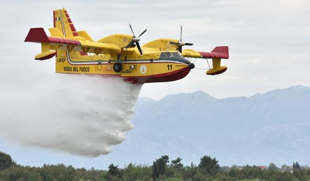 U sklopu Medjunarodne konferencije o gasenju pozara iz zraka (Aerial Firefighting Conference), u zrakoplovnoj bazi HRZ Zemunik odrzala se pokazna vjezba na kojoj su sudjelovali protupozarni avioni i helikopteri iz sastava 93. zrakoplovne baze u Zemuniku,