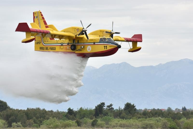 U sklopu Medjunarodne konferencije o gasenju pozara iz zraka (Aerial Firefighting Conference), u zrakoplovnoj bazi HRZ Zemunik odrzala se pokazna vjezba na kojoj su sudjelovali protupozarni avioni i helikopteri iz sastava 93. zrakoplovne baze u Zemuniku, U sklopu Medjunarodne konferencije o gasenju pozara iz zraka (Aerial Firefighting Conference), u zrakoplovnoj bazi HRZ Zemunik odrzala se pokazna vjezba na kojoj su sudjelovali protupozarni avioni i helikopteri iz sastava 93. zrakoplovne baze u Zemuniku,
