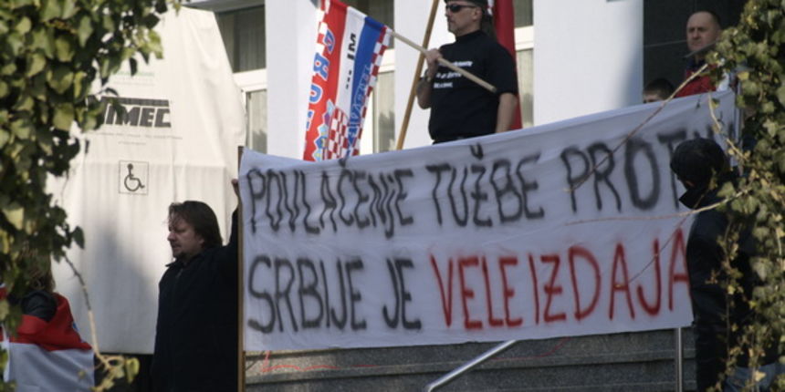 Grubisno polje, 200211.
Skup potpore hrvatskim braniteljima Tihomiru Purdi, koji je u ekstradicijskom pritvoru u BiH, i Veljku Maricu, koji je u pritvoru u Srbiji, odrzan je se u organizaciji “Braniteljske akcije” na Trgu Bana Jelacica.
Foto: Goran Gazdek
