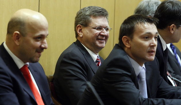 Zagreb, 231211.
Hrvatski Sabor u nastavku izvanredne sjednice glasuje o povjerenju novoj Vladi Zorana Milanovica. 
Na slici: Gordan Maras, Arsen Bauk, Mirando Mrsic.
Foto: Davor Pongracic / CROPIX