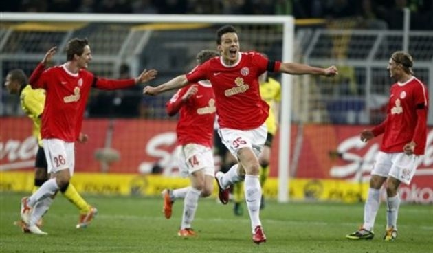 Mainz’s Petar Sliskovic of Croatia, center, celebrates scoring // AP Photo