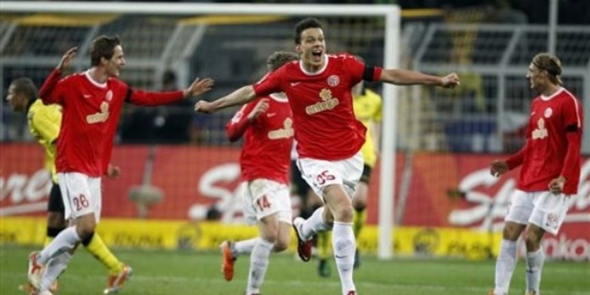 Mainz’s Petar Sliskovic of Croatia, center, celebrates scoring // AP Photo