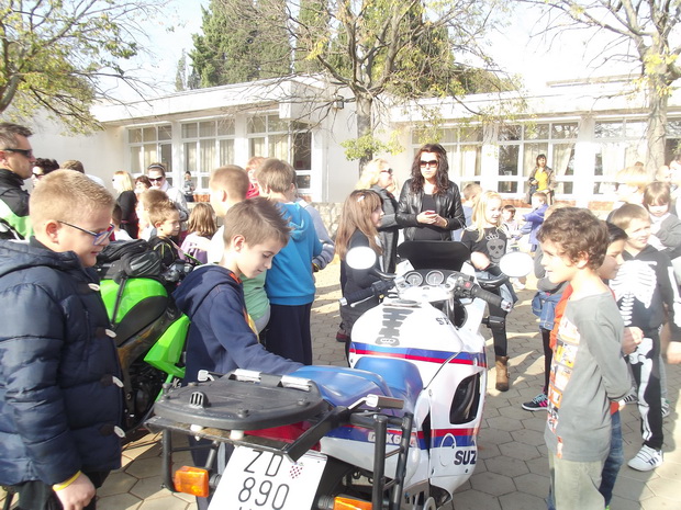 “Beštije” posjetile OŠ Šimuna Kožičića Benje “Beštije” posjetile OŠ Šimuna Kožičića Benje