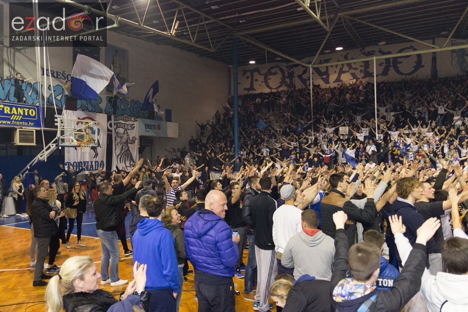 Humanitarno gledanje utakmice Zadar-Cibona (85-84) u Jazinama Humanitarno gledanje utakmice Zadar-Cibona (85-84) u Jazinama