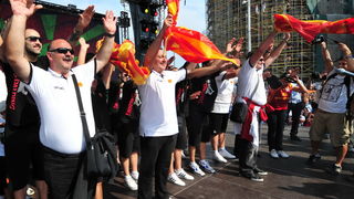 Skopje, 190911.
Unatoc jucerasnjem porazu u borbi za broncu, Makedonska kosarkarska reprezentacija je bila docekana na velicanstven nacin danas u Skoplju. Nekoliko desetak tisuca gradjana su na trgu Makedonija u Skoplju pozdravili makedonske heroje.
Foto Skopje, 190911.
Unatoc jucerasnjem porazu u borbi za broncu, Makedonska kosarkarska reprezentacija je bila docekana na velicanstven nacin danas u Skoplju. Nekoliko desetak tisuca gradjana su na trgu Makedonija u Skoplju pozdravili makedonske heroje.
Foto