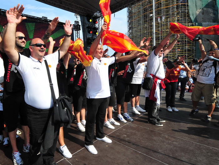 Skopje, 190911.
Unatoc jucerasnjem porazu u borbi za broncu, Makedonska kosarkarska reprezentacija je bila docekana na velicanstven nacin danas u Skoplju. Nekoliko desetak tisuca gradjana su na trgu Makedonija u Skoplju pozdravili makedonske heroje.
Foto Skopje, 190911.
Unatoc jucerasnjem porazu u borbi za broncu, Makedonska kosarkarska reprezentacija je bila docekana na velicanstven nacin danas u Skoplju. Nekoliko desetak tisuca gradjana su na trgu Makedonija u Skoplju pozdravili makedonske heroje.
Foto