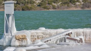Ribarska lučica Prosika na Vranskom jezeru okovana ledom Ribarska lučica Prosika na Vranskom jezeru okovana ledom