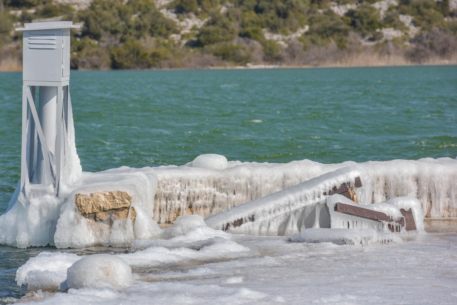 Ribarska lučica Prosika na Vranskom jezeru okovana ledom Ribarska lučica Prosika na Vranskom jezeru okovana ledom