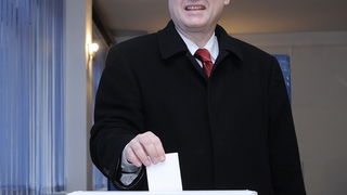 Zagreb, 100110.
Palmoticeva 30.
Drugi krug predsjednickih izbora 2010. u kojem gradjani biraju izmedju Ive Josipovica i Milana Bandica.
Na slici: Ivo Josipovic, predsjednicki kandidat obavio je svoju gradjansku duznost te glasao oko 09.30
Foto: Vjekoslav