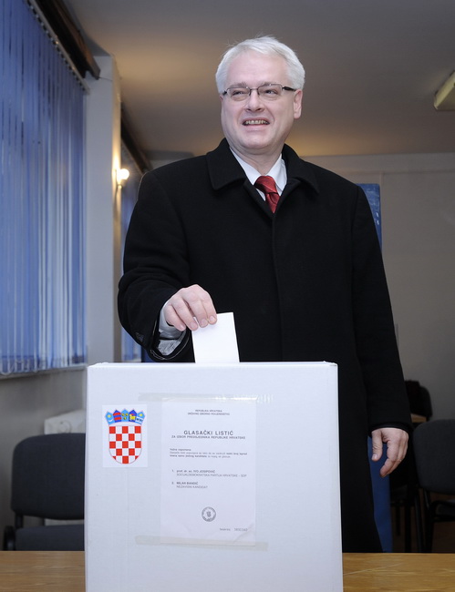 Zagreb, 100110.
Palmoticeva 30.
Drugi krug predsjednickih izbora 2010. u kojem gradjani biraju izmedju Ive Josipovica i Milana Bandica.
Na slici: Ivo Josipovic, predsjednicki kandidat obavio je svoju gradjansku duznost te glasao oko 09.30
Foto: Vjekoslav