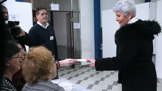 Zagreb, 100110.
Drugi krug predsjednickih izbora 2010. u kojem gradjani biraju izmedju Ive Josipovica i Milana Bandica.
Na slici: predsjednica Vlade RH Jadranka Kosor glasuje u OS A.G. Matos na Ravnicama.
Foto: Sandra Simunovic / CROPIX