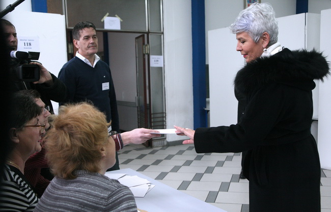 Zagreb, 100110.
Drugi krug predsjednickih izbora 2010. u kojem gradjani biraju izmedju Ive Josipovica i Milana Bandica.
Na slici: predsjednica Vlade RH Jadranka Kosor glasuje u OS A.G. Matos na Ravnicama.
Foto: Sandra Simunovic / CROPIX