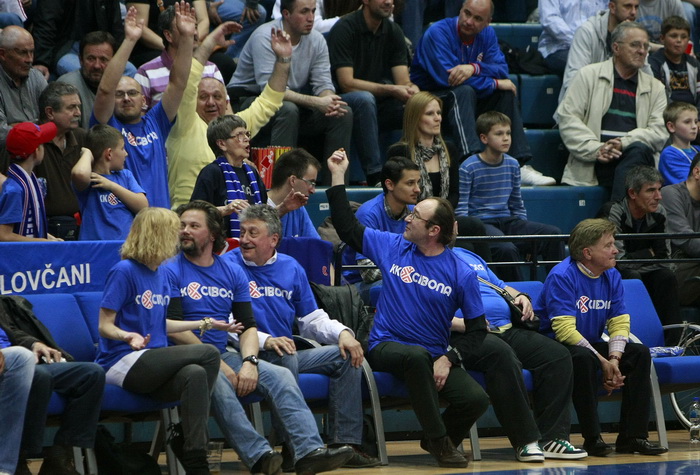 Zagreb, 150512.
KC Drazen Petrovic, Savska cesta.
Prva utakmica polufinala PH za kosarkase Cibona – Zadar.
Na fotografija: Smogovci na ciboni.
Foto: Ronald Gorsic / CROPIX Zagreb, 150512.
KC Drazen Petrovic, Savska cesta.
Prva utakmica polufinala PH za kosarkase Cibona – Zadar.
Na fotografija: Smogovci na ciboni.
Foto: Ronald Gorsic / CROPIX