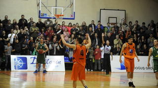 Sibenik ,170213.
Dvorana Baldekin 
Derbi utakmica izmedju GKK Sibenik i Sonik Puntamika Zadar za prvaka A2 Hrvatske kosarkaske lige Jug.
Na slici: slavlje nakon pobjede Sibenika.
Foto: Niksa Stipanicev / CROPIX