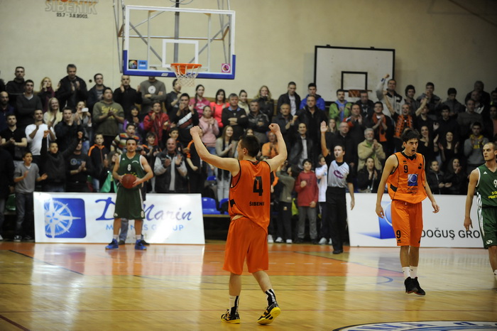 Sibenik ,170213.
Dvorana Baldekin 
Derbi utakmica izmedju GKK Sibenik i Sonik Puntamika Zadar za prvaka A2 Hrvatske kosarkaske lige Jug.
Na slici: slavlje nakon pobjede Sibenika.
Foto: Niksa Stipanicev / CROPIX
