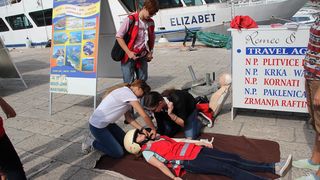 Nacionalna društva Crvenog križa diljem svijeta, potaknuta inicijativom Međunarodne federacije društava Crvenog križa i Crvenog polumjeseca (IFRC), obilježila su i ove godine Svjetski dan prve pomoći. Ovo je bila još jedna prilika da se ukaže na važnost p Nacionalna društva Crvenog križa diljem svijeta, potaknuta inicijativom Međunarodne federacije društava Crvenog križa i Crvenog polumjeseca (IFRC), obilježila su i ove godine Svjetski dan prve pomoći. Ovo je bila još jedna prilika da se ukaže na važnost p