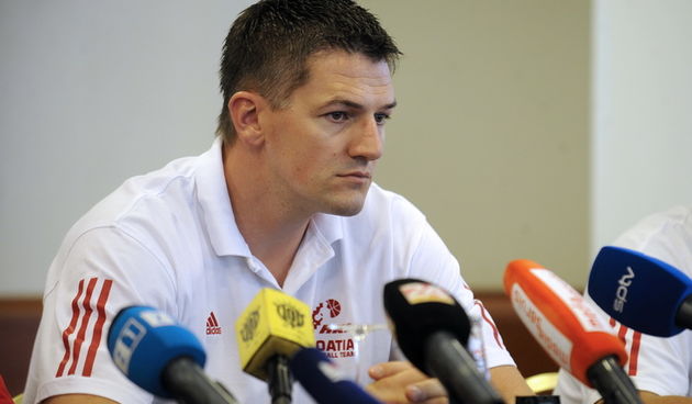 Zagreb, 270811.
Konferencija za novinare HKS-a u hotelu Panorama gdje su kosarkasi Hrvatske reprezentacije smjesteni pred odlazak na Europsko prvenstvo u Litvi, izbornik Josip Vrankovic, tajnik Hks-a Zeljko Draksic te dva igraca kapetan momcadi Marko Popo