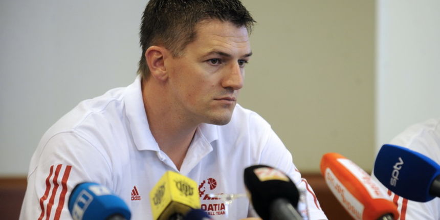 Zagreb, 270811.
Konferencija za novinare HKS-a u hotelu Panorama gdje su kosarkasi Hrvatske reprezentacije smjesteni pred odlazak na Europsko prvenstvo u Litvi, izbornik Josip Vrankovic, tajnik Hks-a Zeljko Draksic te dva igraca kapetan momcadi Marko Popo Zagreb, 270811.
Konferencija za novinare HKS-a u hotelu Panorama gdje su kosarkasi Hrvatske reprezentacije smjesteni pred odlazak na Europsko prvenstvo u Litvi, izbornik Josip Vrankovic, tajnik Hks-a Zeljko Draksic te dva igraca kapetan momcadi Marko Popo