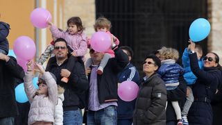 24.11.2013., Zadar – Fotograf Sime Strikoman napravio je milenijsku fotografiju okupljenih za podrzavanje inicijative U ime obitelji. Photo: Filip Brala/PIXSELL 24.11.2013., Zadar – Fotograf Sime Strikoman napravio je milenijsku fotografiju okupljenih za podrzavanje inicijative U ime obitelji. Photo: Filip Brala/PIXSELL