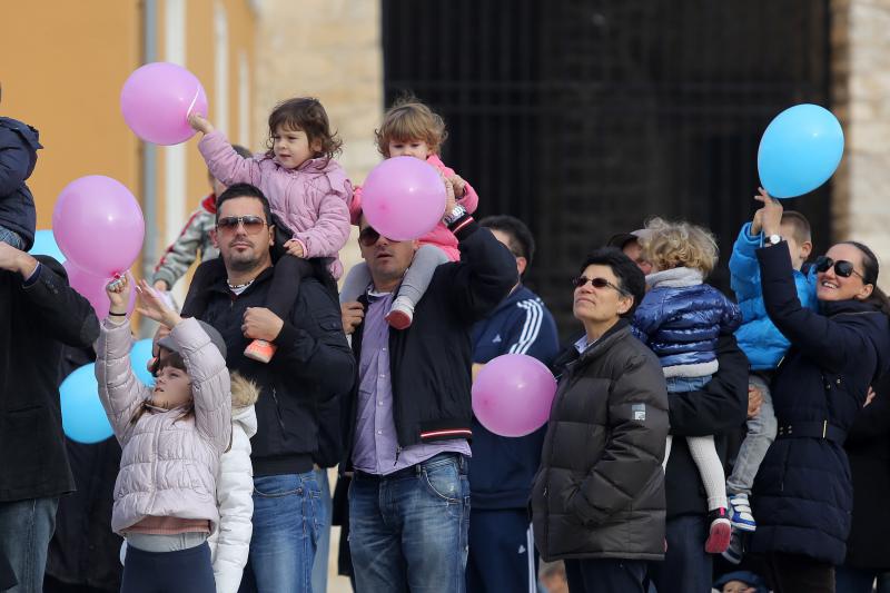 24.11.2013., Zadar – Fotograf Sime Strikoman napravio je milenijsku fotografiju okupljenih za podrzavanje inicijative U ime obitelji. Photo: Filip Brala/PIXSELL 24.11.2013., Zadar – Fotograf Sime Strikoman napravio je milenijsku fotografiju okupljenih za podrzavanje inicijative U ime obitelji. Photo: Filip Brala/PIXSELL
