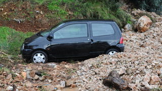 Dubrovnik, 221110.
Velike kolicene kise koje su padale danas na dubrovackom podrucju izazvale su velike poplave, odrone, sto je uveliko otezavalo pjesacki i cestovni promet. 
Na fotografiji: odron na magistrali povise Dubrovnika.
Foto: Admir Buljubasic /