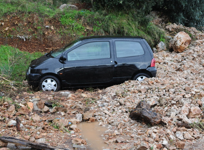 Dubrovnik, 221110.
Velike kolicene kise koje su padale danas na dubrovackom podrucju izazvale su velike poplave, odrone, sto je uveliko otezavalo pjesacki i cestovni promet. 
Na fotografiji: odron na magistrali povise Dubrovnika.
Foto: Admir Buljubasic /