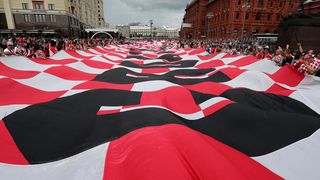 Hrvatski navijači u centru Moskve razvili divovsku zastavu Hrvatski navijači u centru Moskve razvili divovsku zastavu