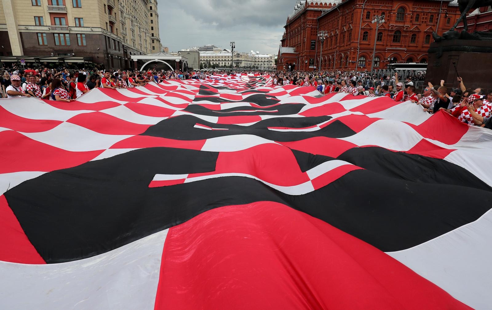Hrvatski navijači u centru Moskve razvili divovsku zastavu Hrvatski navijači u centru Moskve razvili divovsku zastavu