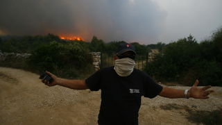 Split 140711.
Veliki pozar izio je na otoku Bracu.Pozar prema Loziscima zbog opasnosti od pozara je zatvoren.
Foto: Vladimir Dugandzic / CROPIX Split 140711.
Veliki pozar izio je na otoku Bracu.Pozar prema Loziscima zbog opasnosti od pozara je zatvoren.
Foto: Vladimir Dugandzic / CROPIX