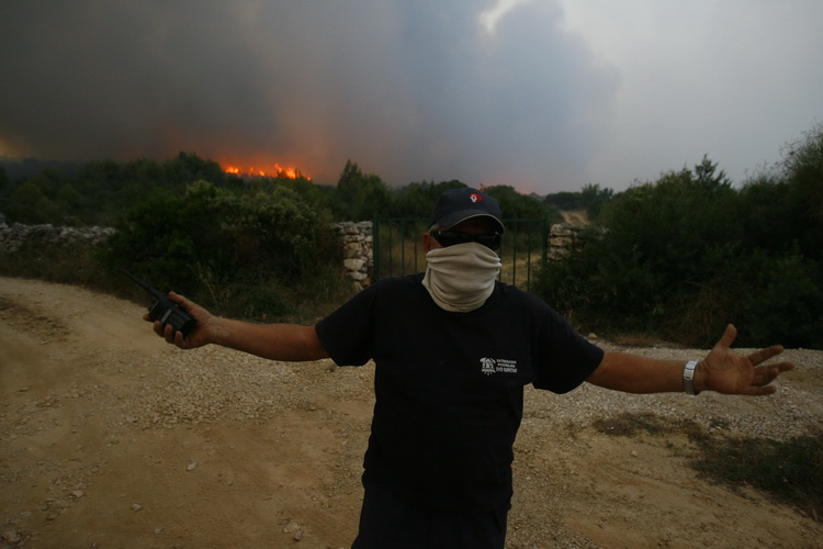 Split 140711.
Veliki pozar izio je na otoku Bracu.Pozar prema Loziscima zbog opasnosti od pozara je zatvoren.
Foto: Vladimir Dugandzic / CROPIX Split 140711.
Veliki pozar izio je na otoku Bracu.Pozar prema Loziscima zbog opasnosti od pozara je zatvoren.
Foto: Vladimir Dugandzic / CROPIX