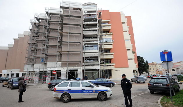 Zadar, 041212.42-godisnji radnik tvrtke Ero iz Zadra pao je jutros oko 9h sa skele prilikom obavljanja radova na zgradi u ulici Miroslava Krleze. Radnik je preminuo na licu mjesta od zadobivenih ozljeda. Na mjestu nesrece je policija koja obavlja ocevid.