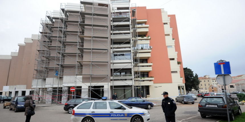 Zadar, 041212.42-godisnji radnik tvrtke Ero iz Zadra pao je jutros oko 9h sa skele prilikom obavljanja radova na zgradi u ulici Miroslava Krleze. Radnik je preminuo na licu mjesta od zadobivenih ozljeda. Na mjestu nesrece je policija koja obavlja ocevid. Zadar, 041212.42-godisnji radnik tvrtke Ero iz Zadra pao je jutros oko 9h sa skele prilikom obavljanja radova na zgradi u ulici Miroslava Krleze. Radnik je preminuo na licu mjesta od zadobivenih ozljeda. Na mjestu nesrece je policija koja obavlja ocevid.