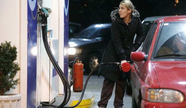 Zagreb, 240111.
Miramarska ulica.
Benzinska postaja.
Guzva na benzinskoj postaji nakon sto su gradjani culi da ce od ponoci poskupjeti benzin.
Do cak 30 lipa po litri. Cijena Eurosupera 98 opasno se priblizila 10 kuna.
Na slici: djevojka puni benzin.
Foto