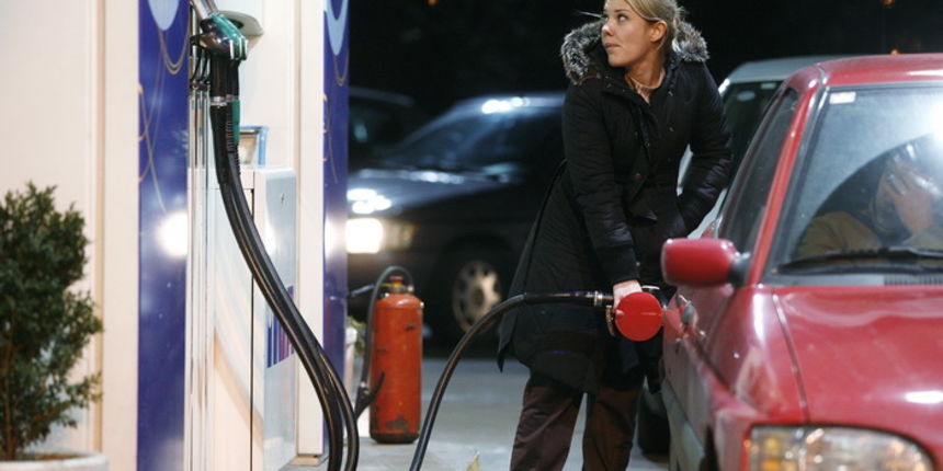 Zagreb, 240111.
Miramarska ulica.
Benzinska postaja.
Guzva na benzinskoj postaji nakon sto su gradjani culi da ce od ponoci poskupjeti benzin.
Do cak 30 lipa po litri. Cijena Eurosupera 98 opasno se priblizila 10 kuna.
Na slici: djevojka puni benzin.
Foto