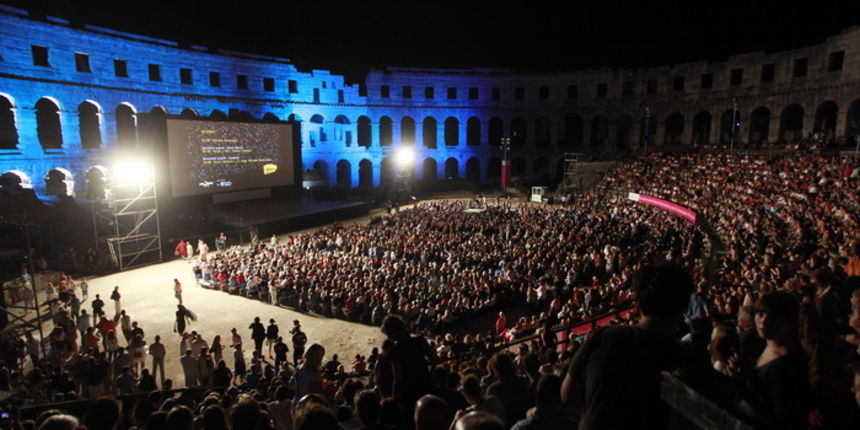 Pula, 210712.Pulska Arena.Otvorenje 59. Pula film festivala. Predsjednik Republike Hrvatske i glavni tajnik UN-a nazocili su otvorenju festivala. Predsjednik Josipovic otvorio je festival, dok se glavni tajnik UN-a Ban Ki-moon obratio publici.Na fotog