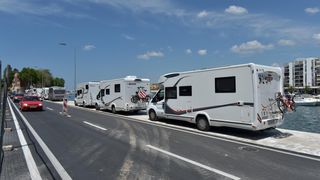 Kamperi preplavili obalni dio Ulice kralja Tomislava u Jazinama Kamperi preplavili obalni dio Ulice kralja Tomislava u Jazinama