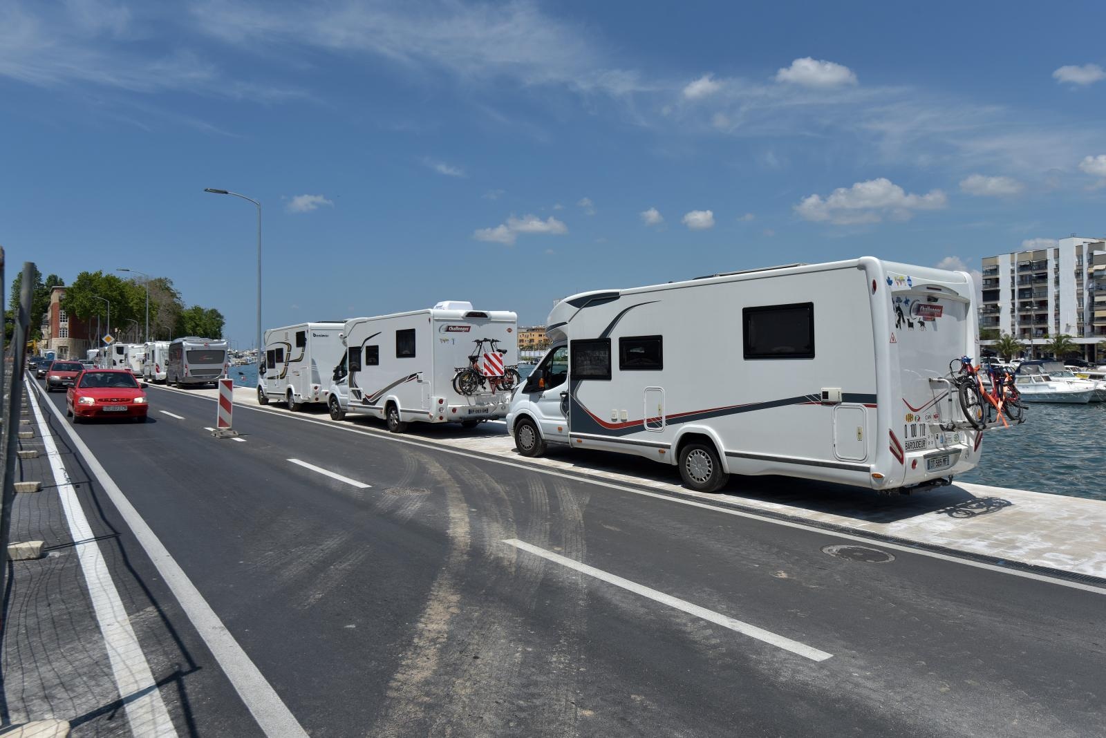 Kamperi preplavili obalni dio Ulice kralja Tomislava u Jazinama Kamperi preplavili obalni dio Ulice kralja Tomislava u Jazinama